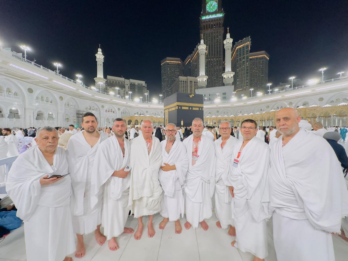 Kâbe Önünde Grup